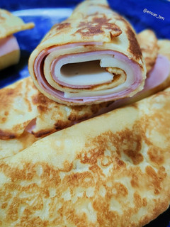 Una foto de Crêpes rellenos de jamón york, mortadela y queso