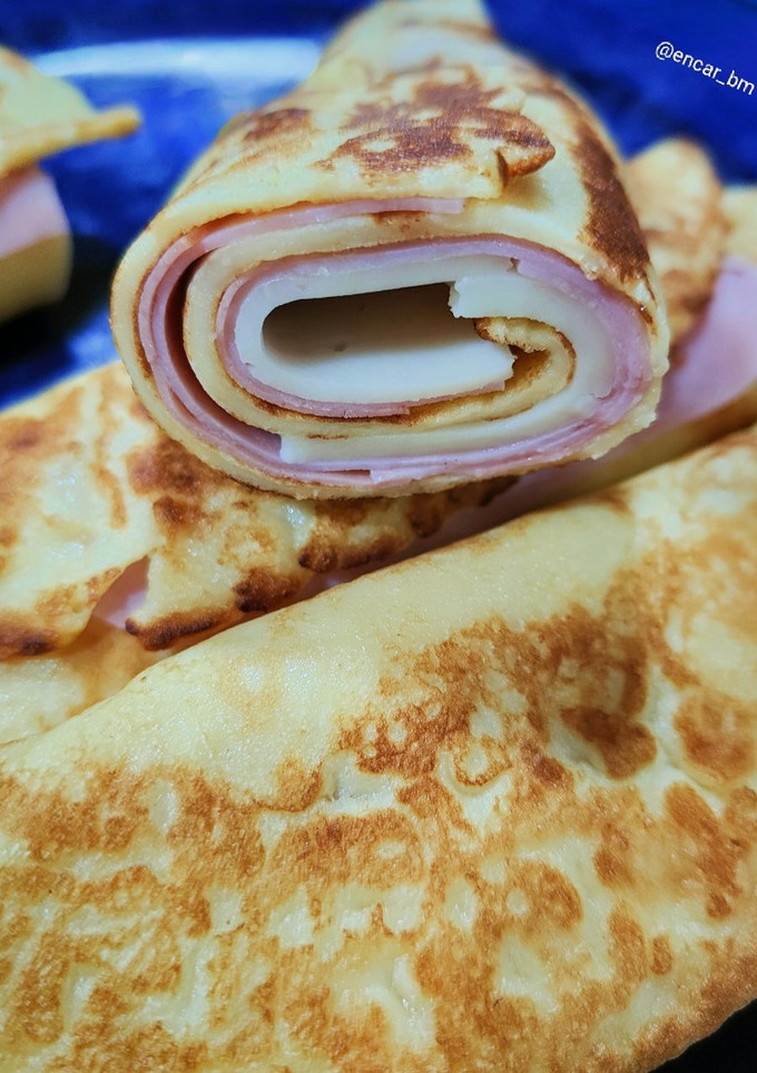 Una foto de Crêpes rellenos de jamón york, mortadela y queso