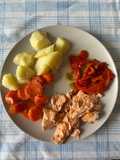 Salmón con patatas y pimientos asados