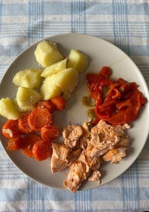 Una foto de Salmón con patatas y pimientos asados
