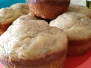 Una foto de postres con bananas al horno