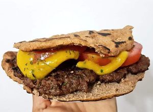 Una foto de Pan PITA de harina de espelta en sartén