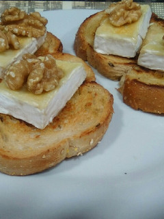 Una foto de Tosta de queso brie, miel y nueces