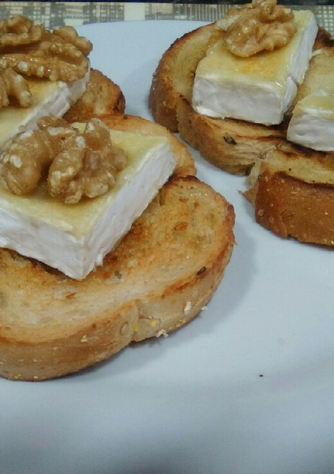 Una foto de Tosta de queso brie, miel y nueces