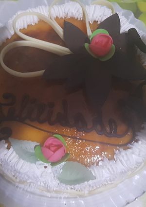 Una foto de Tarta rellena de nata, trufa de chocolate crema fina de yemas decorada de nata y con adornados