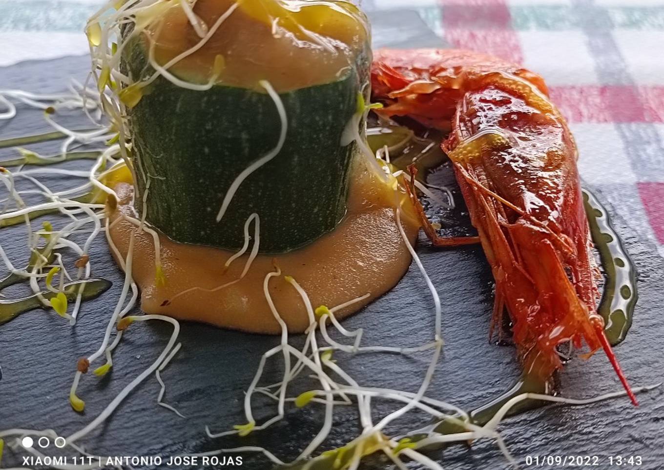Calabacín relleno de gambitas rojas