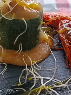 Una foto de Calabacín relleno de gambitas rojas