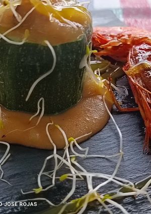 Una foto de Calabacín relleno de gambitas rojas