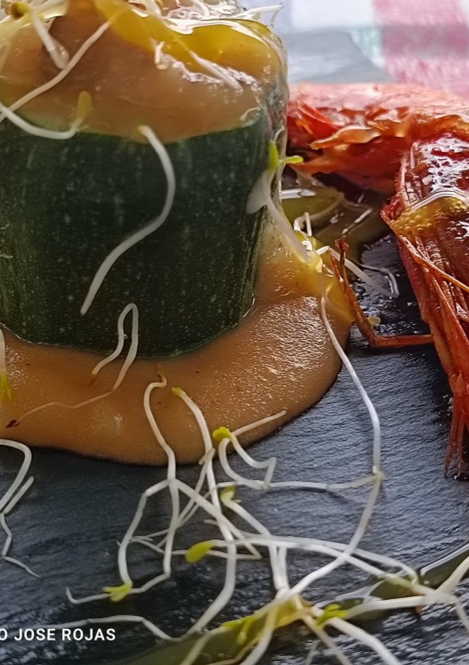 Una foto de Calabacín relleno de gambitas rojas