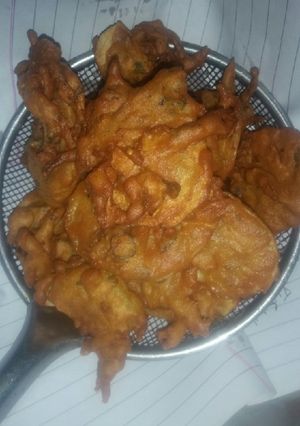 A picture of Aloo aur piyaz ka pakorey.
