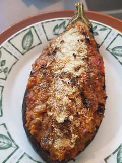 Una foto de Berenjenas rellenas de pisto, lentejas y boulgour