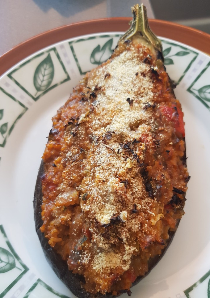 Una foto de Berenjenas rellenas de pisto, lentejas y boulgour