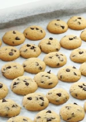A picture of Crispy mini chocolate chip cookies.