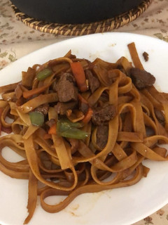 Una foto de Tagliatelle con verduras y salsa de soja