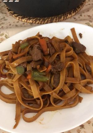 Una foto de Tagliatelle con verduras y salsa de soja