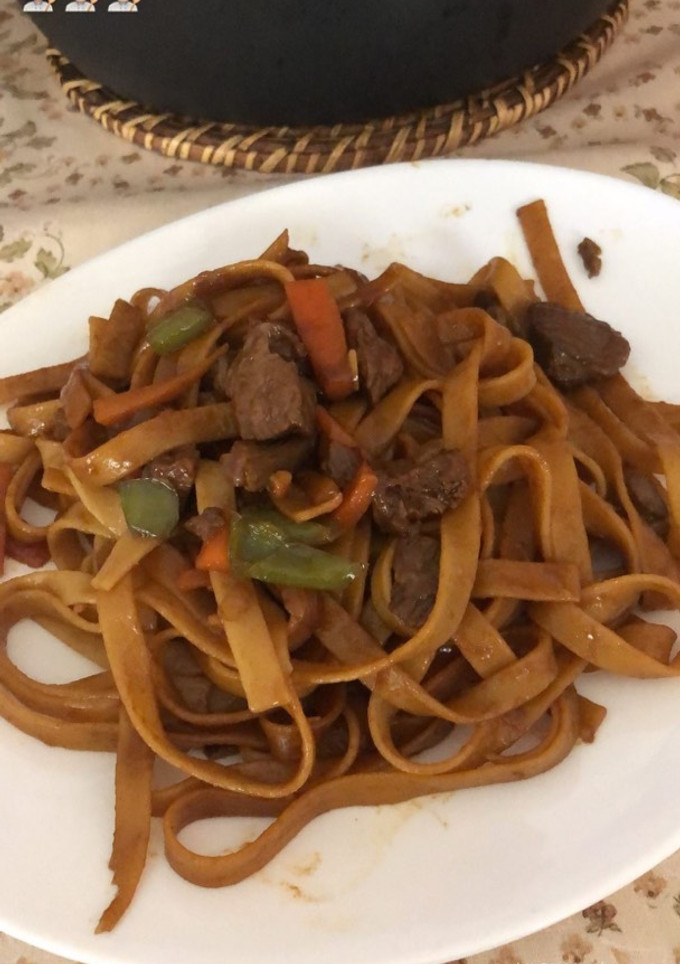 Una foto de Tagliatelle con verduras y salsa de soja