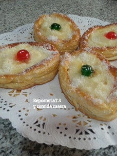 Una foto de Pasteles de hojaldre y crema de cabello de angel
