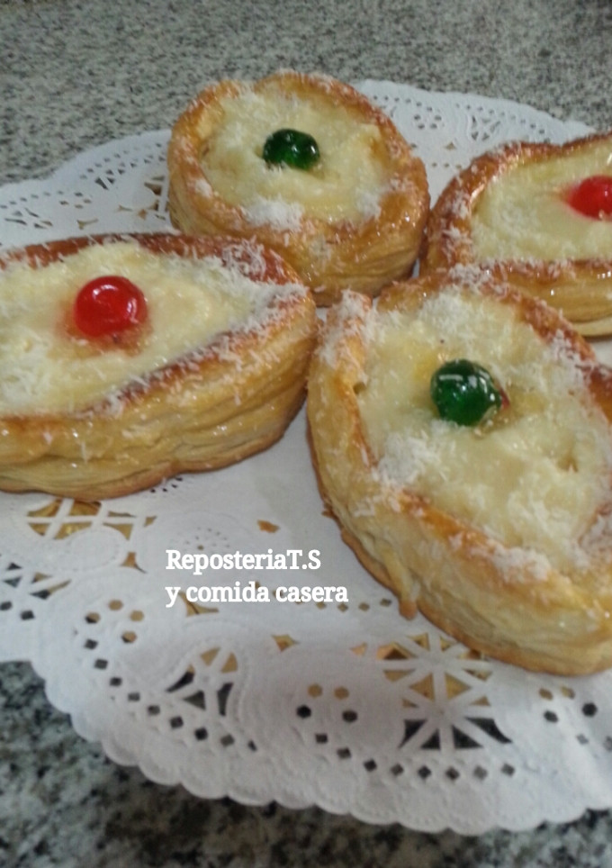 Una foto de Pasteles de hojaldre y crema de cabello de angel