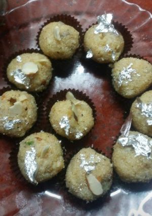 सुजी और मेवे का लड्डू (Suji aur mewe ka laddu recipe in Hindi) रेसिपी मुख्य फोटो