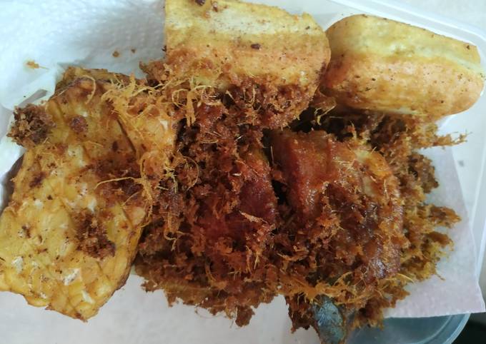 Ayam goreng lengkuas beserta tahu tempe