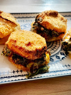 Una foto de Milanesas de calabaza y espinacas con queso brie