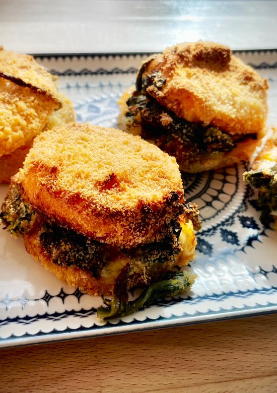 Una foto de Milanesas de calabaza y espinacas con queso brie