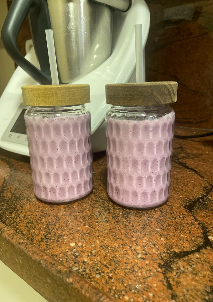 Una foto de Batido morado 🫐 🍌 🍓