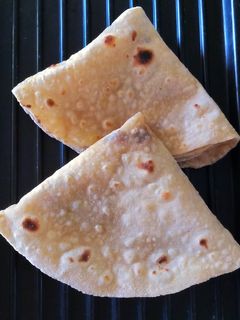 ઘઉં ની ફુલકા રોટી (Wheat Flour Fulka Roti Recipe In Gujarati) રેસીપી મુખ્ય ફોટો