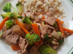 Una foto de Salteado de res con vegetales rápido y saludable