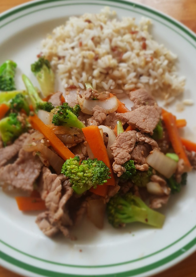 Una foto de Salteado de res con vegetales rápido y saludable
