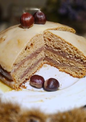 Una foto de Pastel de Crema de Castañas con Fondant de Chocolate Blanco