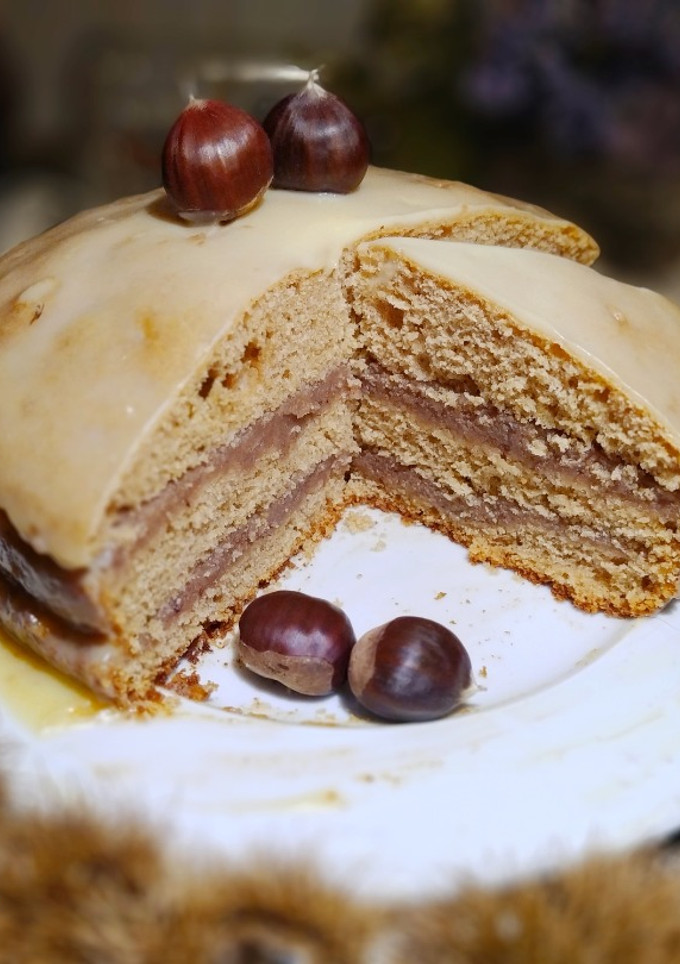 Una foto de Pastel de Crema de Castañas con Fondant de Chocolate Blanco