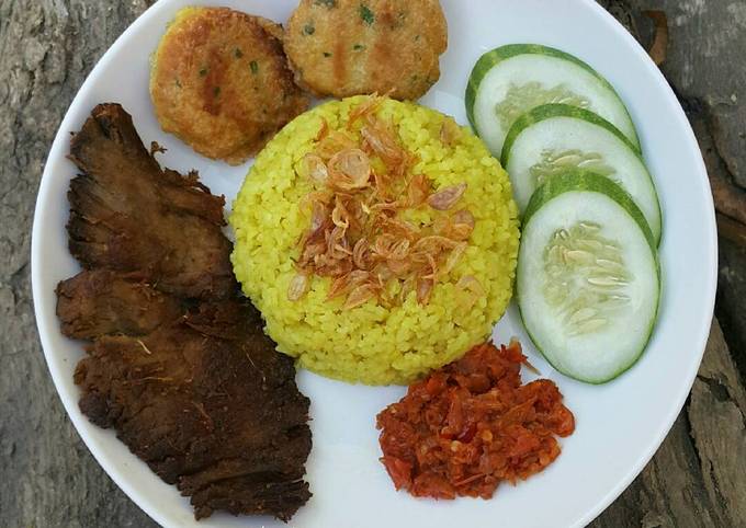 Nasi kuning rice cooker dan Empal Gepuk