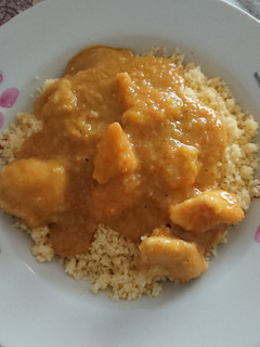 Una foto de Pollo al curry con cuscús
