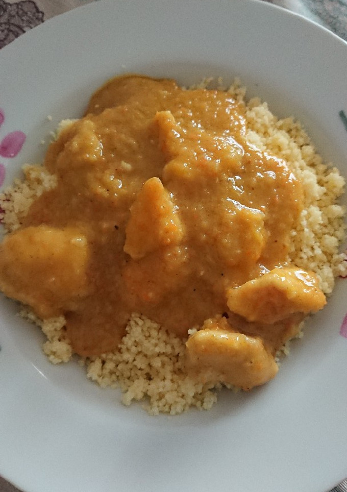 Una foto de Pollo al curry con cuscús