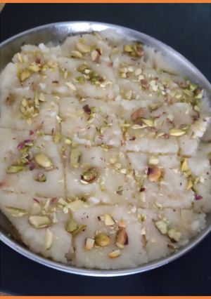 नारियल की बर्फी (Nariyal ki barfi recipe in Hindi) रेसिपी मुख्य फोटो