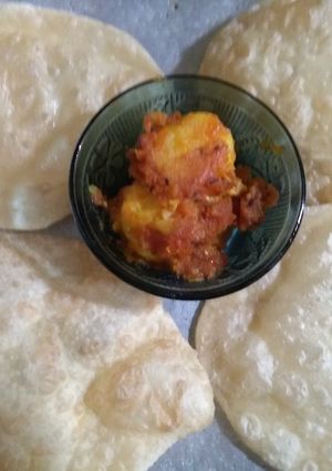 A picture of Luchi aloor Dom(puree and dum aaloo).
