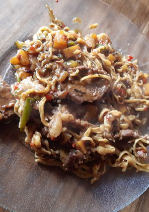 Una foto de Fideos al wok de verduras y carne