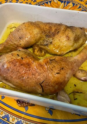 Une photo de Cuisses de poulet fermier aux herbes aromatiques et ail rose en chemise