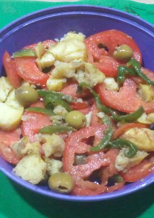 Una foto de Ensalada de patata, tomate y pimiento