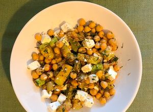 O poză a rețetei Salată cu dovlecei, năut și brânză feta.