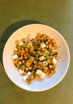 O poză a rețetei Salată cu dovlecei, năut și brânză feta.