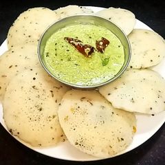 A picture of Rava Idli.