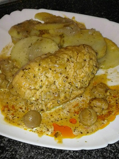 Una foto de Pechuga a finas hierbas con nata y champiñones en la olla GM g