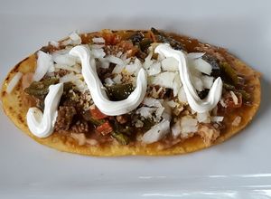Una foto de Huarache con carne y rajas de poblano