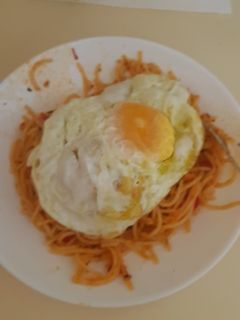 Una foto de Espaguetis de atún con huevo frito