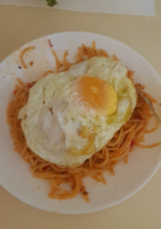 Una foto de Espaguetis de atún con huevo frito