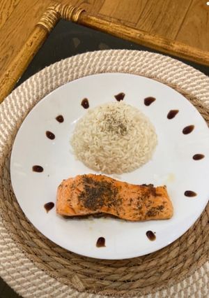 Une photo de Riz et saumon 🍣