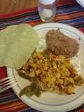 Huevo revuelto con calbacitas, frijoles tortilla. Nopal