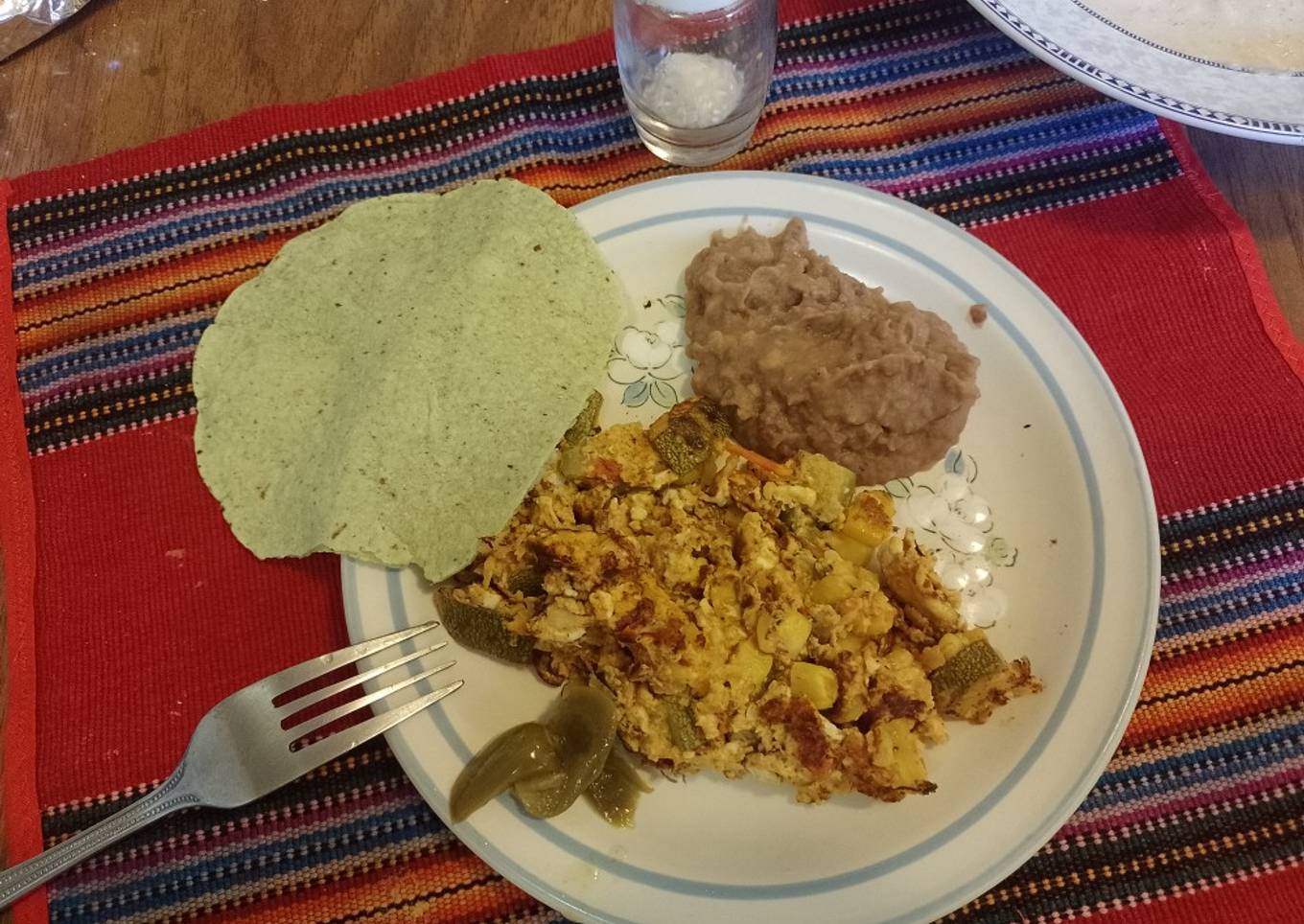 Huevo revuelto con calbacitas, frijoles tortilla. Nopal